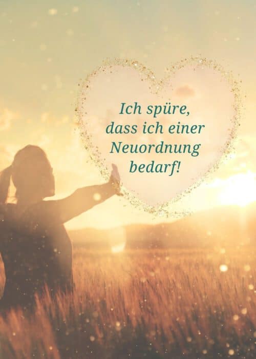 Sonnenuntergang über einem Feld, Silhouette einer Person mit ausgestreckter Hand, Text im Herz 'Ich spüre, dass ich einer Neuordnung bedarf!' für das Angebot "Seelenwegbegleitung " der bioenergetischen Naturheilpraxis in Hürth