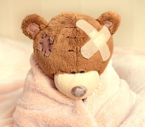 Teddybär mit Pflaster auf dem Kopf als symbolische Darstellung der psychologischen Lebensberatung in der Naturheilpraxis Tembrink in Hürth bei Köln