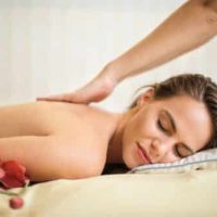 Frau liegt auf dem Rücken und wird massiert. Symbolisches Bild des Angebots "Ganzheitliche Heilmassagen und Fußreflexzonenmassage" in der Naturheilpraxis für Bioenergetik in Hürth bei Köln
